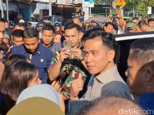 Emak-emak Heboh Sambut Gibran di Pasar Kebon Roek Mataram