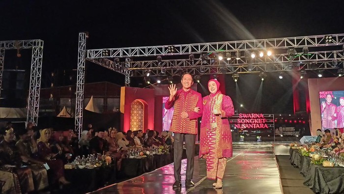 Wali Kota Palembang Ratu Dewa dan istri mengunakan songket motif bunga tanjung, yang melambangkan keramahan dan ucapan selamat datang.