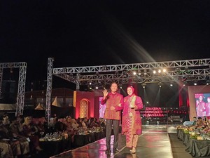 Ratu Dewa dan Istri Berbalut Songket Bunga Tanjung di Panggung Swarna Songket