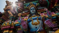 Kuil Murugan memiliki arsitektur yang begitu detail dan khas dengan corak yang warna-warni.