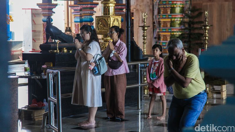 Kuil Murugan di Jakarta Barat, menghadirkan nuansa India Selatan lewat arsitektur warna-warni dan patung dewa yang megah.