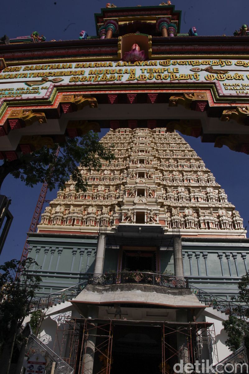 Kuil Murugan di Jakarta Barat, menghadirkan nuansa India Selatan lewat arsitektur warna-warni dan patung dewa yang megah.