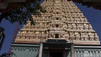 Salah satu daya tarik utamanya adalah Visera Gopuram, menara gerbang setinggi 40 meter yang menyerupai Raja Gopuram khas Tamil Nadu. Ornamen dan patung yang menghiasi seluruh bangunan dirancang oleh 45 pematung India bersama 50 pekerja lokal yang bekerja selama lebih dari satu tahun di lokasi.