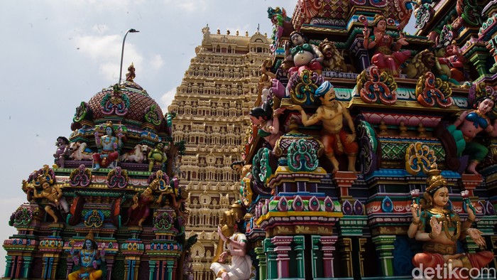 Kuil Murugan di Jakarta Barat, menghadirkan nuansa India Selatan lewat arsitektur warna-warni dan patung dewa yang megah.