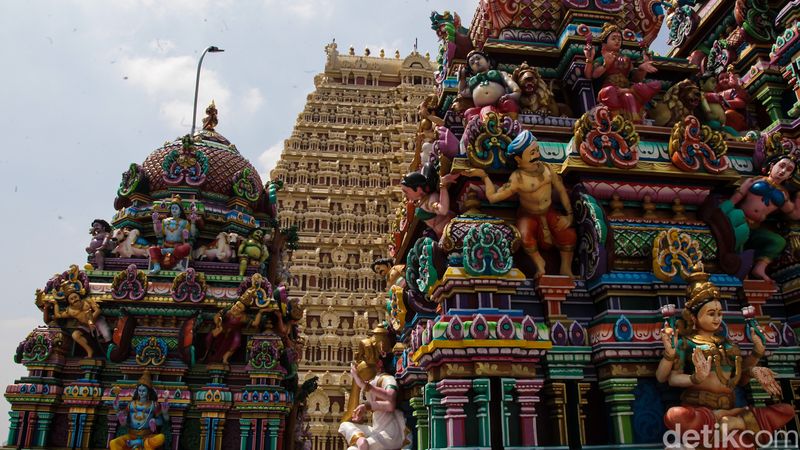 Kuil Murugan di Jakarta Barat, menghadirkan nuansa India Selatan lewat arsitektur warna-warni dan patung dewa yang megah.