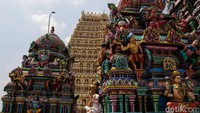 Tak sekadar tempat ibadah, kompleks Kuil Murugan juga menghadirkan fasilitas wisata seperti aula serbaguna berkapasitas 1.000 orang, taman-taman meditasi, serta Museum Warisan Indo-India yang menampilkan sejarah dan kontribusi komunitas Tamil di Indonesia.