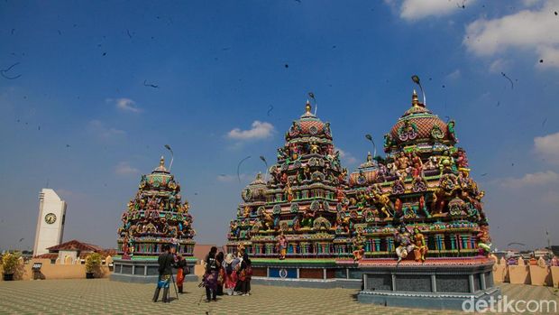 Kuil Murugan di Jakarta Barat, menghadirkan nuansa India Selatan lewat arsitektur warna-warni dan patung dewa yang megah.