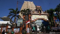 Kuil ini menjadi tempat ibadah umat Hindu Tamil di Indonesia, sekaligus ruang budaya yang terbuka bagi pengunjung umum. Berdiri di atas lahan hibah seluas 4.000 meter persegi dari Pemprov DKI Jakarta, kompleks ini menggabungkan tiga gaya arsitektur: kuil utama bergaya India, gerbang bernuansa Hindu Bali, dan aula serbaguna yang menyisipkan unsur Hindu Jawa.