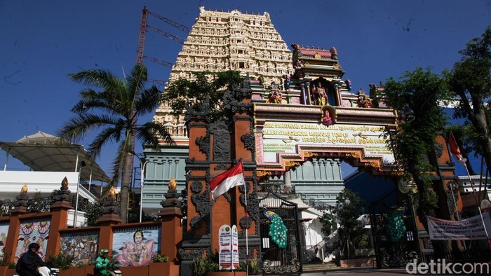 Kuil Murugan di Jakarta Barat, menghadirkan nuansa India Selatan lewat arsitektur warna-warni dan patung dewa yang megah.