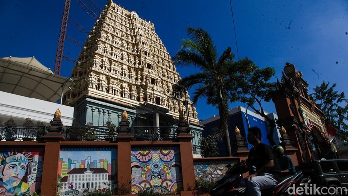 Kuil Murugan di Jakarta Barat, menghadirkan nuansa India Selatan lewat arsitektur warna-warni dan patung dewa yang megah.