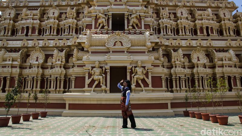 Kuil Murugan di Jakarta Barat, menghadirkan nuansa India Selatan lewat arsitektur warna-warni dan patung dewa yang megah.