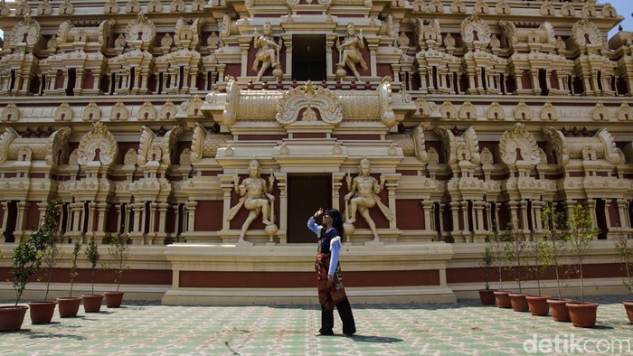 Warna-warni Kuil Murugan, Sentuhan Khas India Tamil di Jakarta Kuil Murugan di Jakarta Barat, menghadirkan nuansa India Selatan lewat arsitektur warna-warni dan patung dewa yang megah.