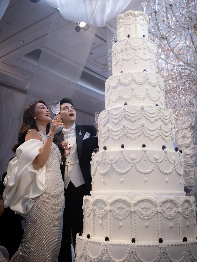 Luna Maya dan Maxime Bouttier mempercayakan LeNoVelle Cake untuk membuat wedding cake impian mereka. Foto: Instagram/@caliaphoto @lenovellecake