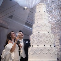 Megah! Wedding Cake 9 Tingkat di Resepsi Luna Maya & Maxime Bouttier Megah! Wedding Cake 9 Tingkat di Resepsi Luna Maya & Maxime Bouttier