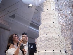 Megah! Wedding Cake 9 Tingkat di Resepsi Luna Maya & Maxime Bouttier