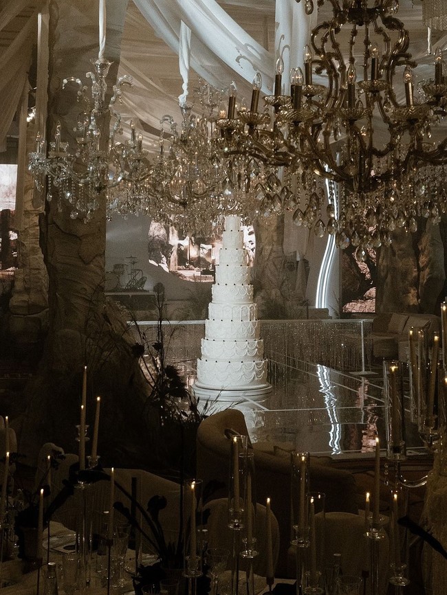 Wedding cake dihias dengan teknik piping yang dibentuk menyerupai renda, memberi kesan klasik modern. Foto: Instagram/@caliaphoto @lenovellecake