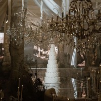 Wedding cake dihias dengan teknik piping yang dibentuk menyerupai renda, memberi kesan klasik modern. Foto: Instagram/@caliaphoto @lenovellecake