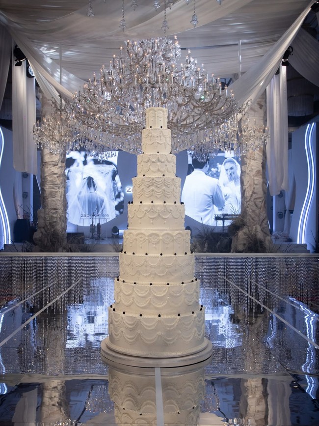 Cake white-on-white yang terkesan vintage menjadi salah satu tren besar dalam industri bridal saat ini. Banyak pasangan pengantin menyukainya karena kesan anggun dan tradisional, tapi di sisi lain juga relevan dengan gaya hidup minimalis. Foto: Instagram/@caliaphoto @lenovellecake