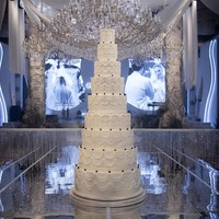 Cake white-on-white yang terkesan vintage menjadi salah satu tren besar dalam industri bridal saat ini. Banyak pasangan pengantin menyukainya karena kesan anggun dan tradisional, tapi di sisi lain juga relevan dengan gaya hidup minimalis. Foto: Instagram/@caliaphoto @lenovellecake