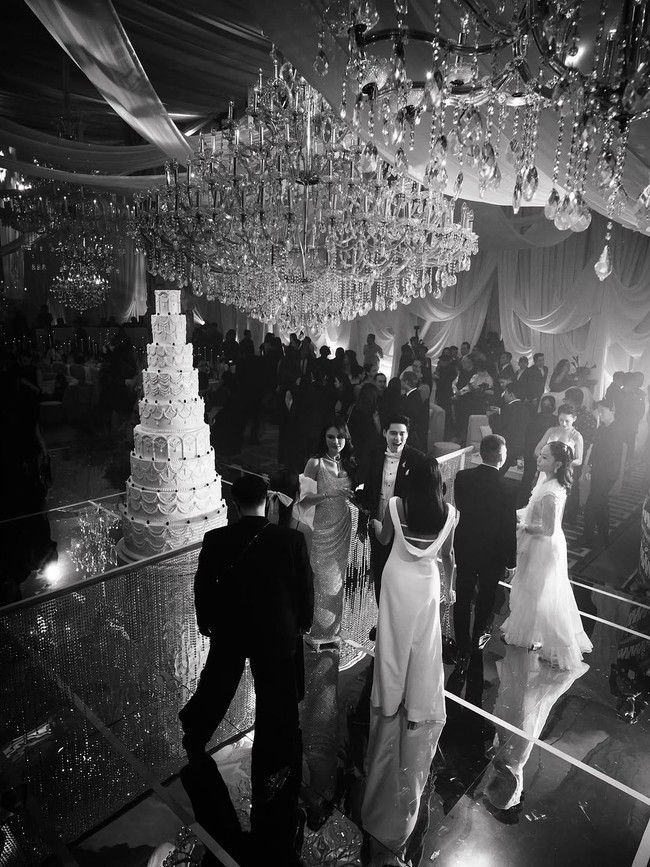 Kue yang tinggi menjulang hingga sembilan tingkat menjadi center point di tengah ballroom hotel Four Seasons Jakarta, venue di mana resepsi dengan 800 undangan itu digelar. Foto: Instagram/@caliaphoto @lenovellecake