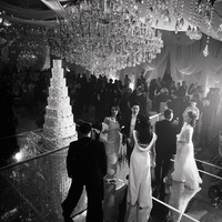 Kue yang tinggi menjulang hingga sembilan tingkat menjadi center point di tengah ballroom hotel Four Seasons Jakarta, venue di mana resepsi dengan 800 undangan itu digelar. Foto: Instagram/@caliaphoto @lenovellecake