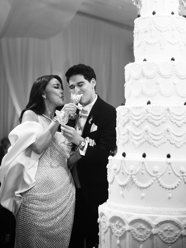 Wedding cake putih juga cukup versatile, karena mudah dipadukan dengan berbagai tema pernikahan. Foto: Instagram/@caliaphoto @lenovellecake