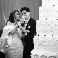 Wedding cake putih juga cukup versatile, karena mudah dipadukan dengan berbagai tema pernikahan. Foto: Instagram/@caliaphoto @lenovellecake