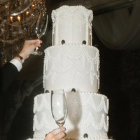 Serba putih dengan hiasan anggur hitam di pinggirannya, cake ini selaras dengan tema pesta The Sun and Moon yang serba hitam-putih. Foto: Instagram/@caliaphoto @lenovellecake