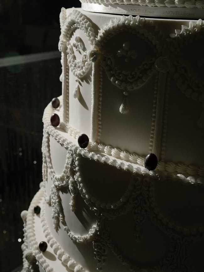 Tak sedikit netizen yang terkesima dengan keindahan wedding cake Luna Maya dan Maxime Bouttier. “Amazing beautiful cake,” komentar salah satu pengguna Instagram. Foto: Instagram/@caliaphoto @lenovellecake