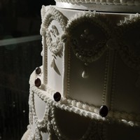 Tak sedikit netizen yang terkesima dengan keindahan wedding cake Luna Maya dan Maxime Bouttier. “Amazing beautiful cake,” komentar salah satu pengguna Instagram. Foto: Instagram/@caliaphoto @lenovellecake