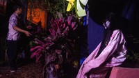 Warga berkostum hantu untuk menakuti pengunjung yang datang di wisata Desa Hantu, Cicadas, Bandung, Jawa Barat, Jumat (1/8/2025). Foto: ANTARA FOTO/Novrian Arbi