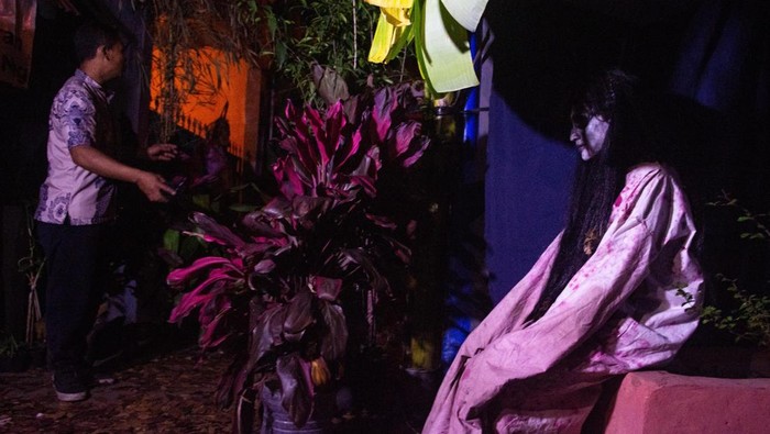 Wisata Horor Desa Hantu di Bandung Warga berkostum hantu untuk menakuti pengunjung yang datang di wisata Desa Hantu, Cicadas, Bandung, Jawa Barat, Jumat (1/8/2025). Warga kawasan tersebut merubah gang permukiman padat sepanjang 60 meter menjadi konsep desa hantu dengan berbagai jenis mitos hantu di Indonesia agar dikembangkan sebagai lokasi wisata ikonik bagi masyarakat Kota Bandung. ANTARA FOTO/Novrian Arbi/bar