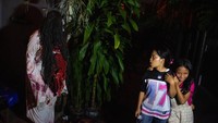 Suasana mencekam di Desa Hantu Cicadas saat malam, lengkap dengan dekorasi khas horor dan kostum hantu lokal dari berbagai mitos Indonesia. Foto: ANTARA FOTO/Novrian Arbi