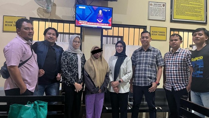 ZN, terdakwa kasus live streaming bugil di aplikasi Stevi kini harus meringkuk di penjara usai divonis hakim PN Lamongan.