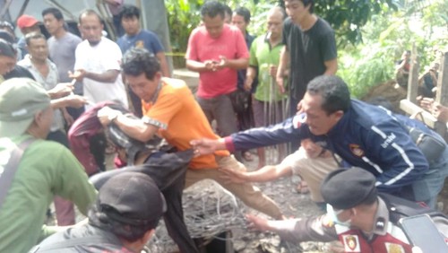 Proses evakuasi korban kecelakaan kerja yang kehabisan napas di bak penampung air, Sabtu (2/8/2025).