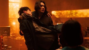 Di sisa hidupnya, ia ingin gabungkan suara-suara dalam kepalanya dan bentuk band bareng Hisashi Takaoka (Keita Machida).Foto: Dok.Netflix Indonesia
