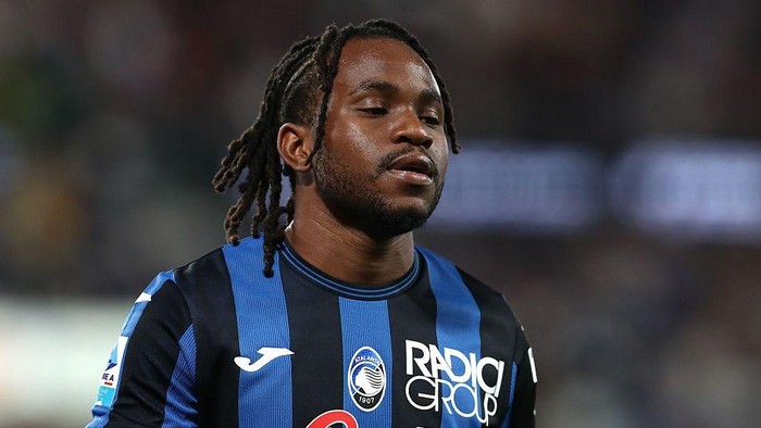 BERGAMO, ITALY - MAY 25: Ademola Lookman of Atalanta BC looks on during the Serie A match between Atalanta BC and Parma Calcio 1913 at Gewiss Stadium on May 25, 2025 in Bergamo, Italy. (Photo by Marco Luzzani/Getty Images)