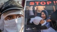 Seorang pengunjuk rasa membawa poster saat aksi akbar bela Palestina di kawasan Monas, Jakarta, Minggu (3/8/2025). Aksi damai ini diisi dengan doa munajat, orasi kemanusiaan, serta pesan moral dari sejumlah tokoh agama dan masyarakat. Foto: ANTARA FOTO/BAYU PRATAMA S