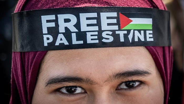 Aksi akbar bela Palestina di Jakarta Pendakwah Ustadz Abdul Somad (tengah, depan) memberikan tausiah saat aksi akbar bela Palestina di kawasan Monas, Jakarta, Minggu (3/8/2025). Aksi tersebut merupakan bentuk solidaritas untuk rakyat Palestina dan mendesak pemerintah Mesir dan Yordania agar membuka blokade serta memfasilitasi masuknya bantuan kemanusiaan untuk warga Palestina di Gaza. ANTARA FOTO/Bayu Pratama S/tom.