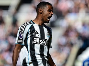 Lini Depan Liverpool Terlalu Berlebihan kalau Isak Gabung