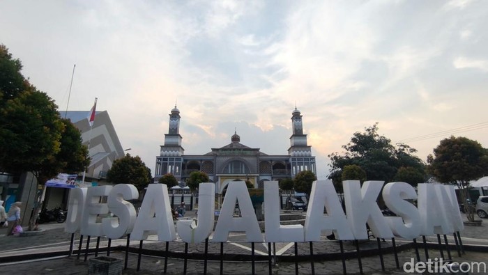 Suasana sore di Alun-alun Jalaksana Kuningan