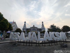 Senja di Jalaksana, Cerianya Warga dan Hangat Menyambut Malam