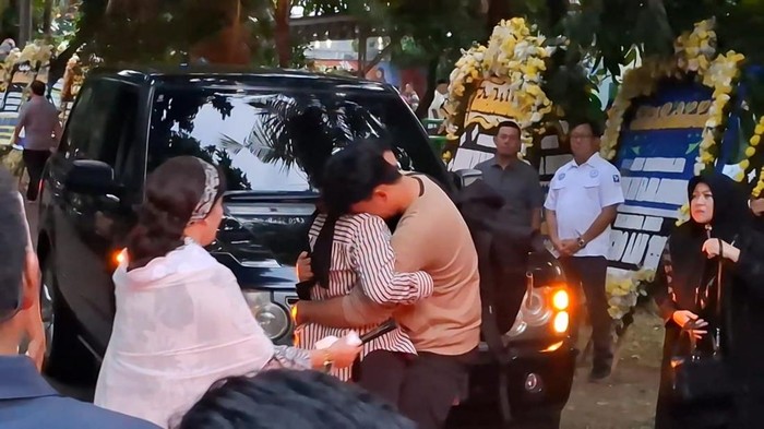 Anak Marsma Fajar langsung peluk ibunya usai tiba di rumah duka (Mulia/detikcom)
