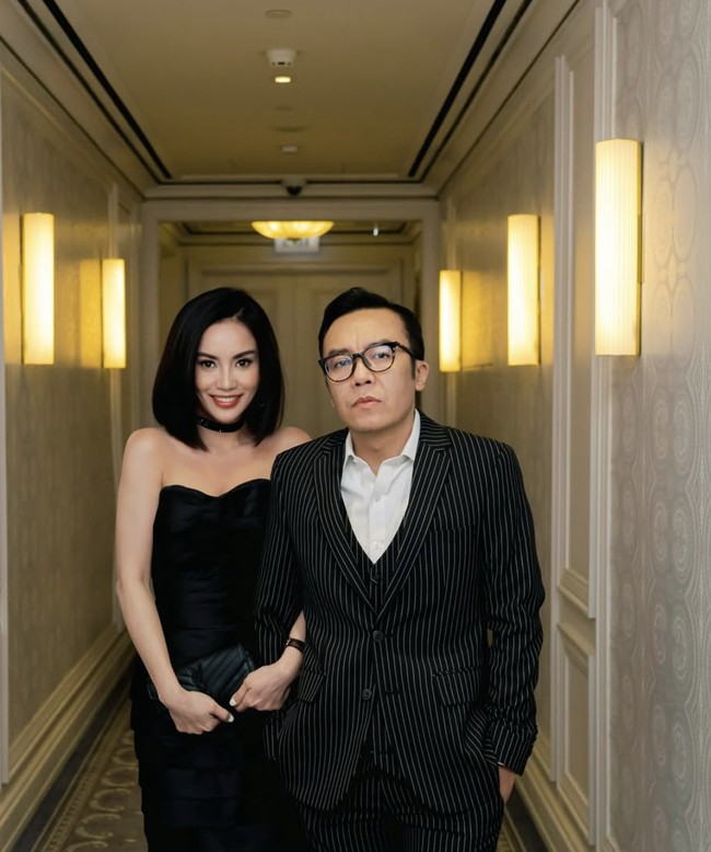 Setelah cukup lama menutup rapat kehidupan asmaranya, Ari Lasso akhirnya memutuskan untuk membuka hati . Dalam unggahan terbaru di Instagram, musisi 52 tahun utu itu tampil mesra dengan sosok wanita yang kini menjadi kekasihnya, Dearly Djoshua. Foto: dok. Instagram @ari_lasso