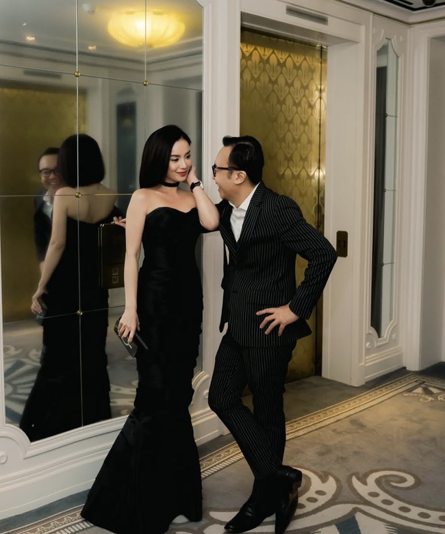 Dalam momen tersebut, Ari Lasso tampil gagah dengan setelan jas hitam bergaris, lengkap dengan vest dan celana senada. Sementara Dearly tampil mempesona dalam gaun hitam off-shoulder. Foto: dok. Instagram @ari_lasso