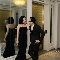 Dalam momen tersebut, Ari Lasso tampil gagah dengan setelan jas hitam bergaris, lengkap dengan vest dan celana senada. Sementara Dearly tampil mempesona dalam gaun hitam off-shoulder. Foto: dok. Instagram @ari_lasso