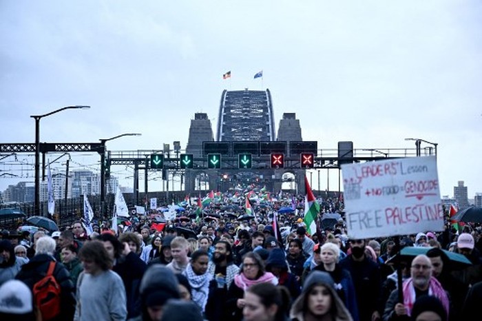 Protesters in support of Palestinians in Gaza hold flags and placards as they march toward the Harbour Bridge during a demonstration against the actions of Israel, in Sydney on August 3, 2025. (Photo by Saeed KHAN / AFP)