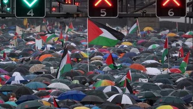 Demonstrators march across the Sydney Harbour Bridge during a pro-Palestinian rally against Israel's actions and the ongoing food shortages in the Gaza Strip, in Sydney on August 3, 2025. (Photo by DAVID GRAY / AFP)