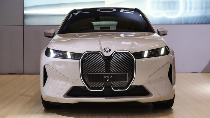 BMW iX xDrive45 resmi meluncur di GIIAS 2025