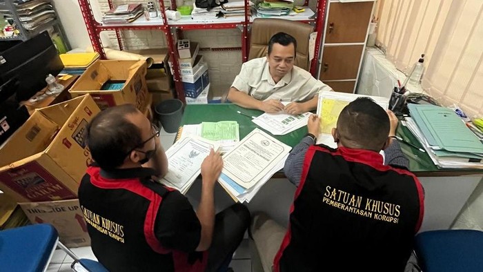 Kantor BPN Lumajang digeledah paksa Kejari setempat terkait kasus alih fungsi lahan sungai jadi perumahan